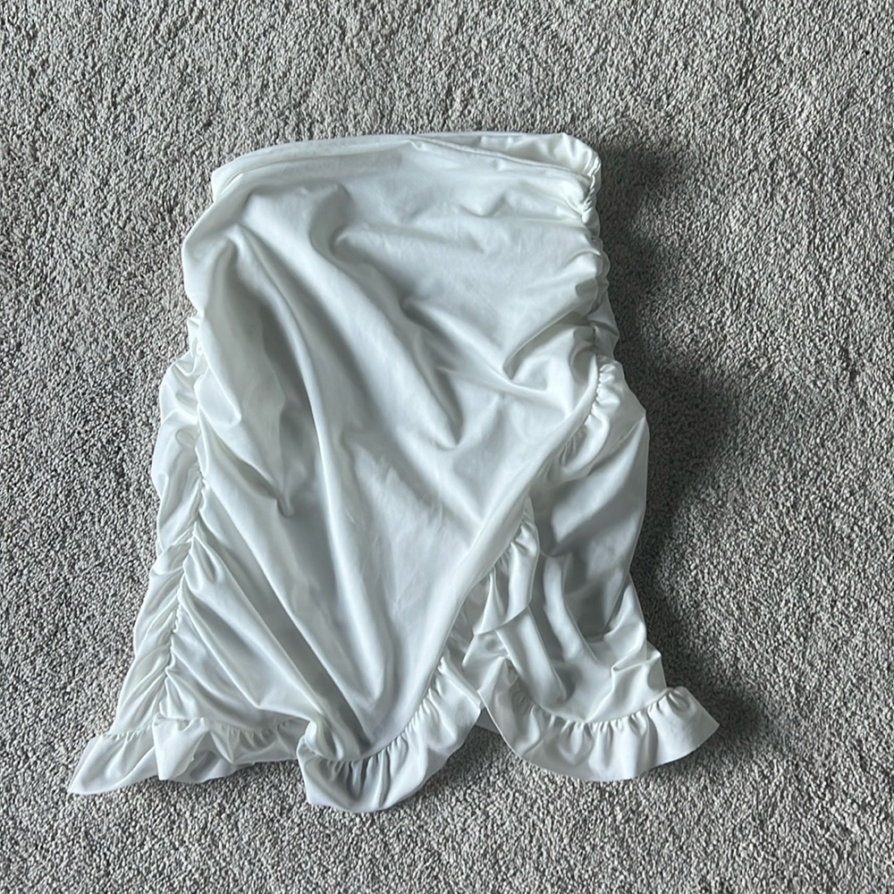 shein size XS white bodycon mini skirt with ruffle detail and slit